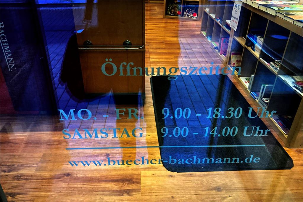 Öffnungszeiten in der City schrumpfen: Früher oder sogar ganztags zu Die Öffnungszeiten einer Buchhandlung sind an der Glastür angeschrieben.