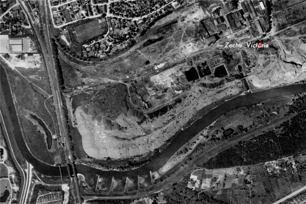 Auch zwischen 1957 und 1980 terminiert, aber vermutlich jünger als die vorherige Aufnahme, ist dieses Luftbild. Die Zahl der Bergarbeiter auf den Lüner Zechen Victoria und Achenbach war 1957 auf 10891 gestiegen - rund 1200 mehr als noch 1951. Mitte der 50er-Jahre erreichte auch die Kohleförderung in Lünen ihren Höhepunkt: etwas mehr als 3 Millionen Tonnen im Jahr. 