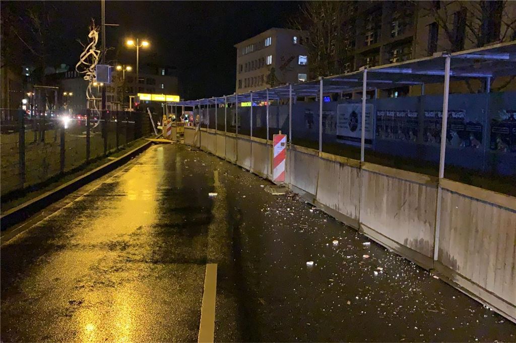 Das lange Warten auf „Sabine“: Der Tag im Liveticker zum Nachlesen Auf dem Burgwall wurde eine ganze Baustelle auf die Fahrbahn geweht.