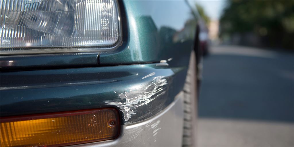 Buße statt Strafe nach Unfallflucht auf Edeka-Parkplatz in Fröndenberg Ein Auto mit Beschädigung