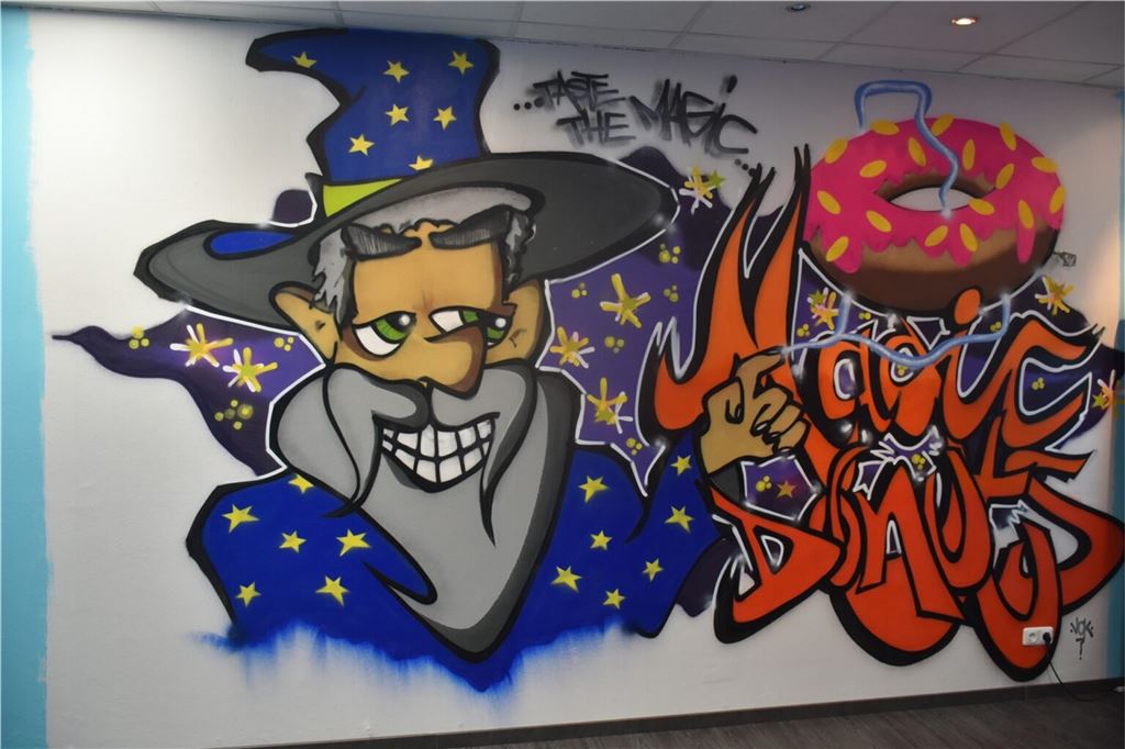 Nach nicht einmal einem Jahr: Aus für „Magic Donuts“-Filiale in Lünen Auf dem Graffiti sind ein Magier und ein Donut zu sehen.