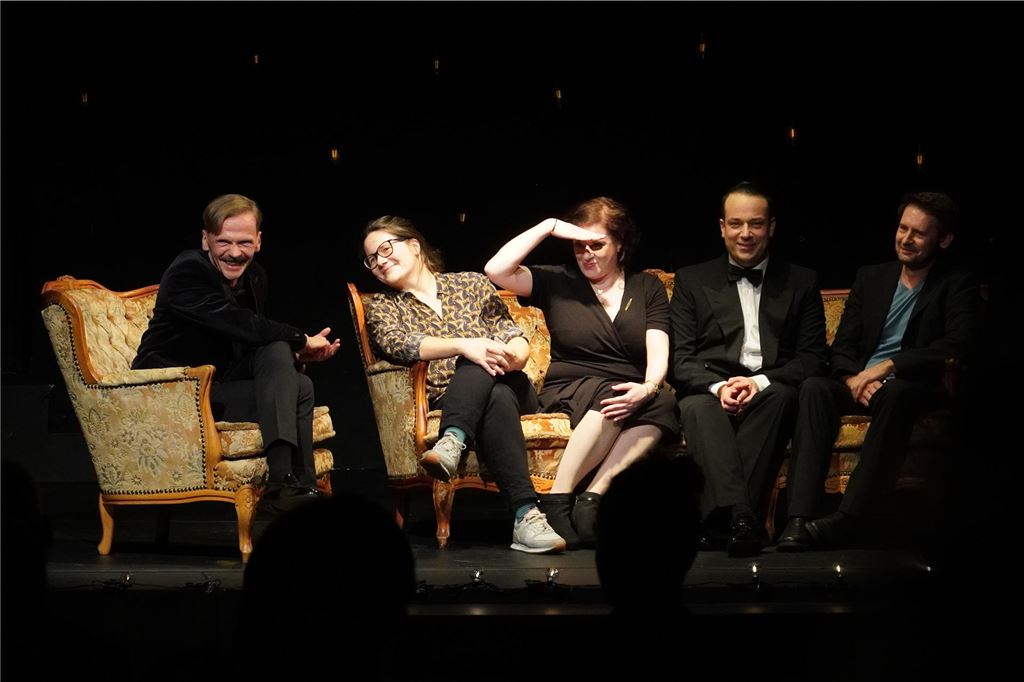 Danke für Drama und Spaß: 20 Jahre Narrenschiff mit André Decker Auf dem "Kulturellen Sofa" hatte Decker (l.) die Ensemblemitglieder der ersten Stunde unter seiner Leitung versammelt.