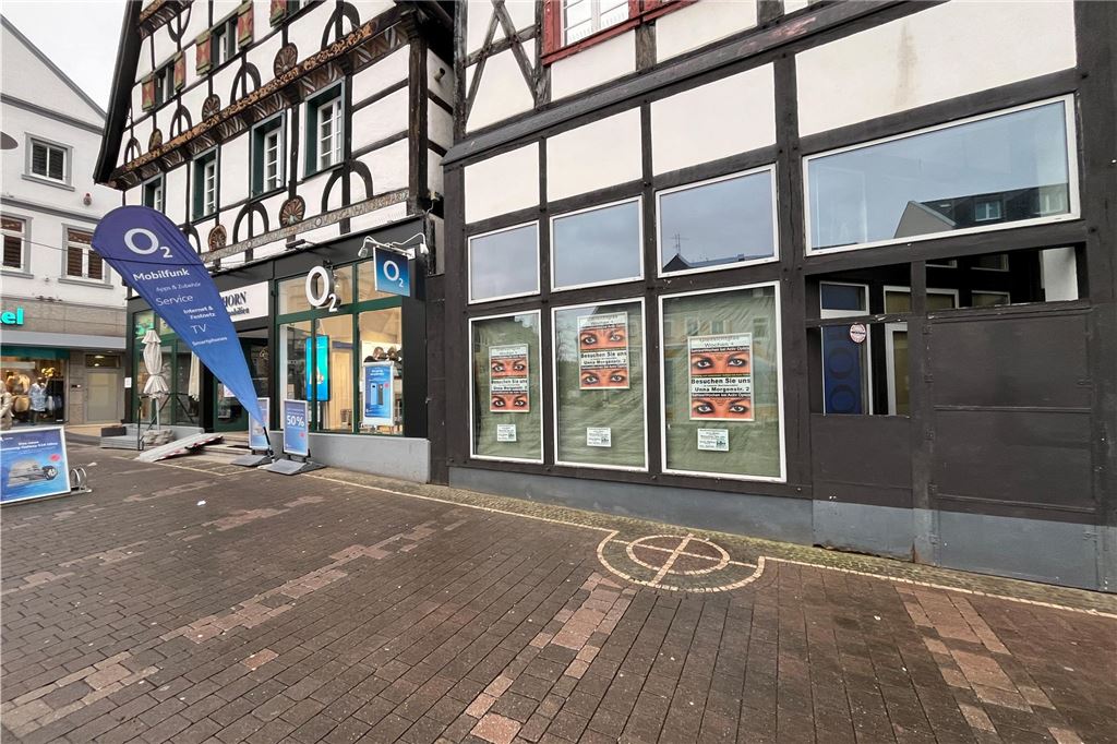 Handelsexperte Thomas Schäfer zur Innenstadt: „Jeder Leerstand tut weh“ Neben dem O2-Shop auf dem Marktplatz in Unna steht ein Geschäft leer. In den Schaufenstern wird geworben.