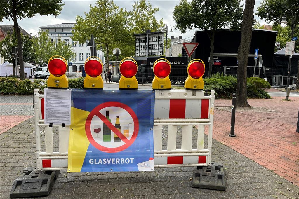 Schlägerei und Randale: Neue Vorfälle auf zentralen Innenstadt-Plätzen Auf dem Marktplatz wurde am Freitagnachmittag wegen der Altstadtparty am Abend ein Glasverbot ausgeschildert.