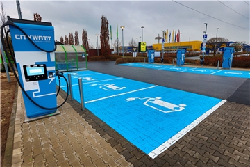 Auf dem Parkplatz des Gartencenters Dehner im Kamen Karree hat der Fahrstromanbieter Citywatt fünf Schnellladesäulen mit zehn Ladepunkten installiert.