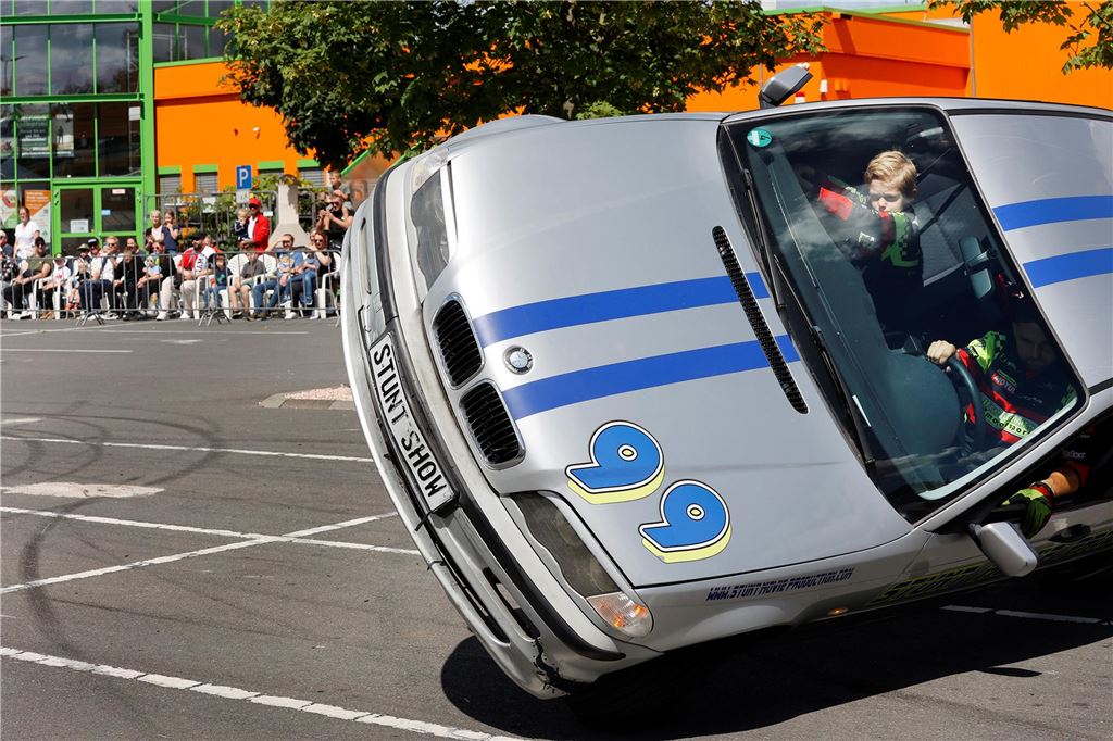 Akrobatik mit dröhnenden Motoren: Kalli (5) ist mittendrin Auf dem Parkplatz des Globus-Baumarktes in Unna hat die „Stunt Movie Production“ spektakuläre Fahrmanöver gezeigt.