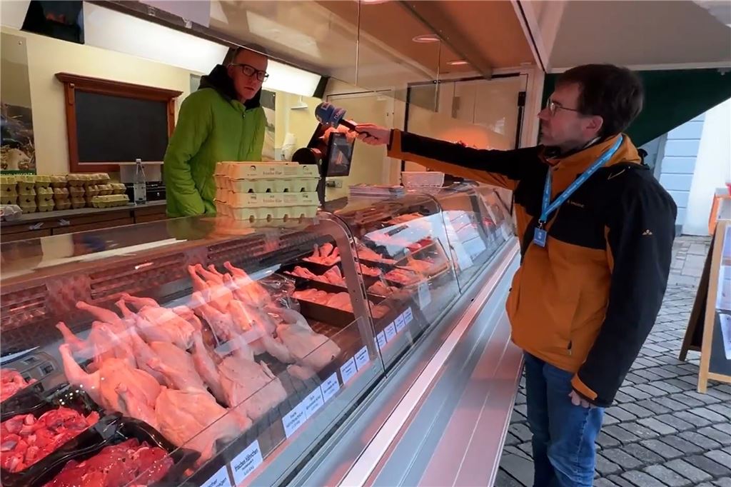 Hühnerhof Zur Nieden jetzt auch in Unna: Und warum nicht in Fröndenberg? Geflügelstand auf dem Unnaer Wochenmarkt.