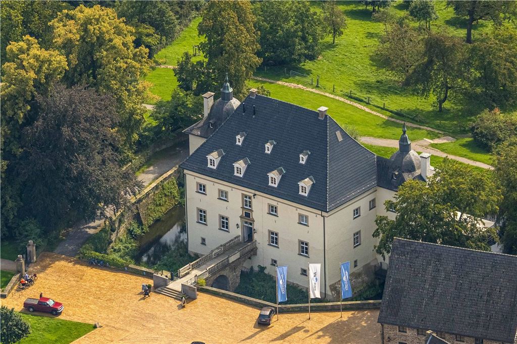 Auf diese Veranstaltungen kann sich die Gemeinde 2025 freuen Eine Luftaufnahme des Wasserschlosses Haus Opherdicke.