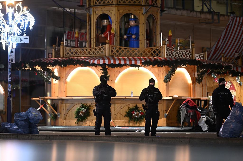 Anschlag auf Magdeburger Weihnachtsmarkt: Fünf Tote, 200 Verletzte - Kanzler Scholz im Livestream Die Polizei ist am Weihnachtsmarkt im Einsatz.