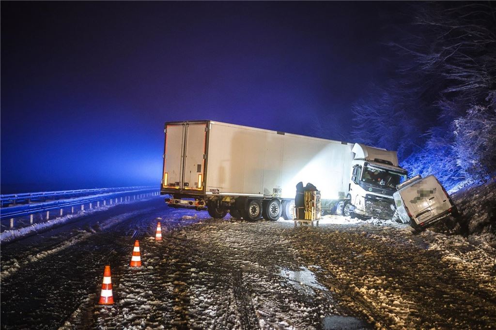 Schnee und Eis verursachen viele Unfälle in NRW: Zwei Verletzte bei Kollision in Herdecke – Newsblog Auf der A45 zwischen Hagen und Lüdenscheid stand ein Lkw quer.