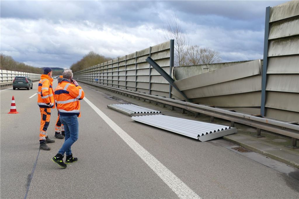 Warnung vor Sturm in NRW zum Wochenstart: Starke Regenschauern und orkanartige Böen möglich Auf der Autobahn 560 ging wegen der umgewehten Lärmschutzwand nichts mehr