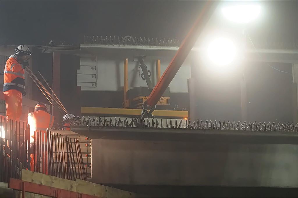 Kranarbeiten an der A1-Brücke in Kamen.