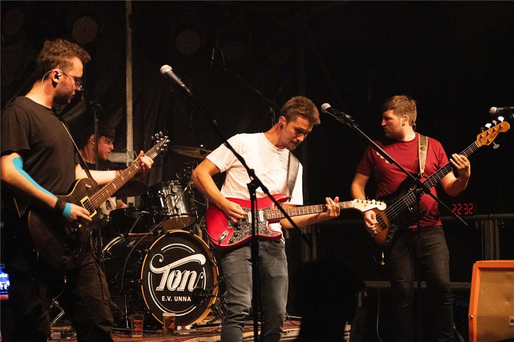 Musik für alle Generationen beim Stadtfest Drei Musiker mit elektrischen Gitarren spielen auf einer Bühne