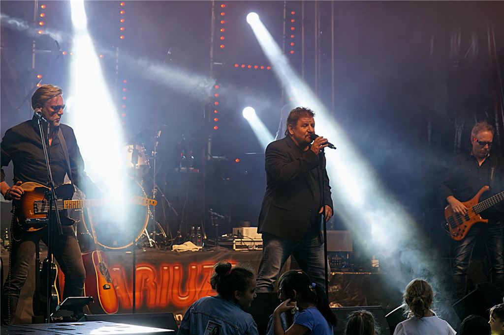 Sommer, Sonne, Spaß: Holzwickeder Sommer Musiker stehe auf der Bühne. Eindrücke vom Westernhagen- und Grönemeyer-Tribute auf dem Holzwickeder Sommer.