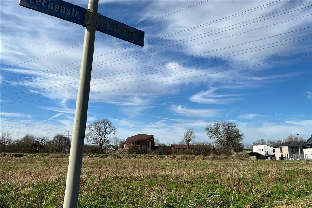 Riesen-Baustelle im Norden: Großgaragen werden später fertig Das Areal zwischen Zechenstraße und Heidestraße in Unna-Königsborn vor dem Baustart. Im Hintergrund ist das Gotteshaus der Evangelisch-Freikirchlichen Gemeinde zu sehen.