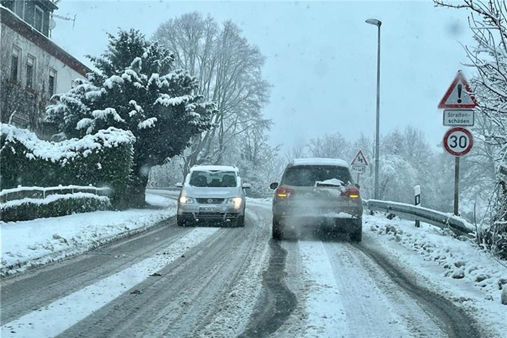 Mutter mit Kindern angefahren: 61 Unfälle brachte das Schneechaos Ein Auto fährt die verschneite Eulenstraße in Fröndenberg hinauf.