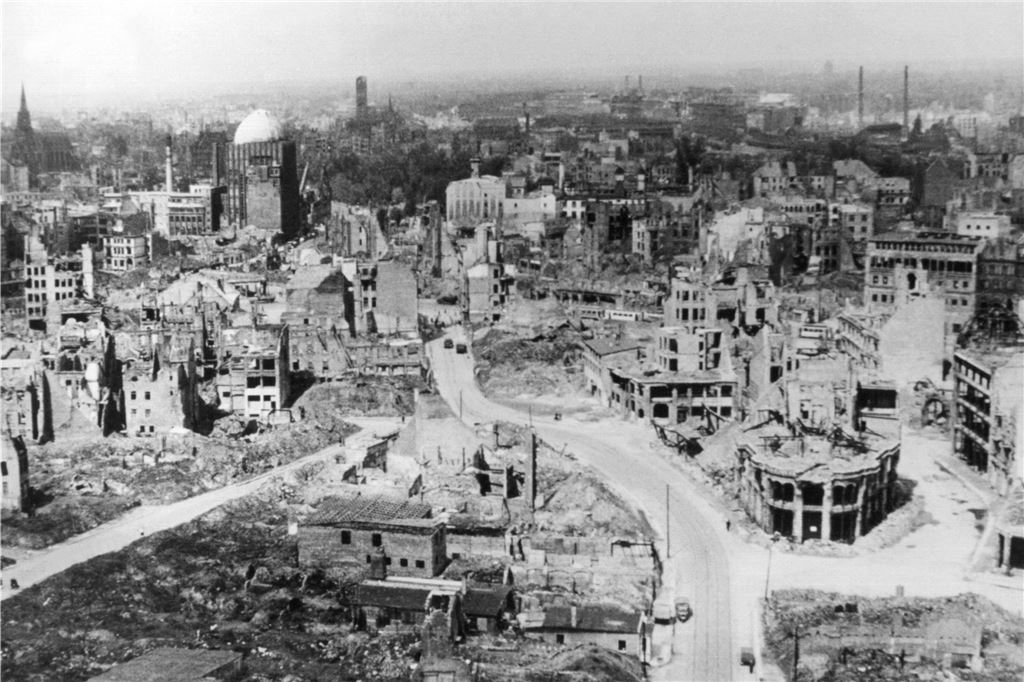 Die doppelte Flucht Klaus Goehrkes am Ende des Zweiten Weltkrieges Das im Weltkrieg komplett zerstörte Hannover.