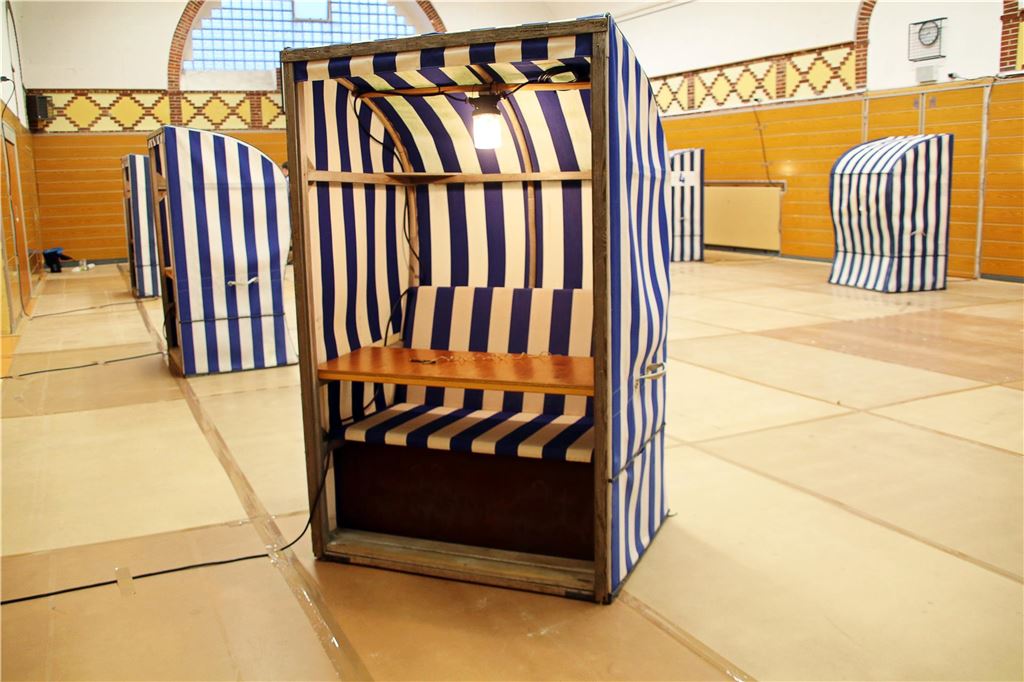 Deutschland wählt eine neue Regierung: Der Newsblog zum Bundestagswahltag 2025 Weißblaue Strandkörbe stehen als Wahlkabinen in einem Wahllokal auf der ostfriesischen Insel Norderney.
