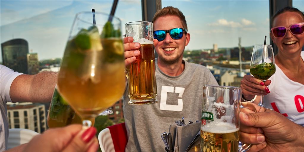 Viele Fotos vom neuen Biergarten auf der Terrasse des Dortmunder U-Turms Auf der Terrasse des Dortmunder U ist jetzt ein Biergarten – der höchste der Stadt.