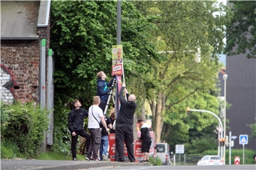 Auf der Wellinghofer Straße in Hörde mussten Dortmunder Rechtsextremisten antisemitische Wahlplakate entfernen.
