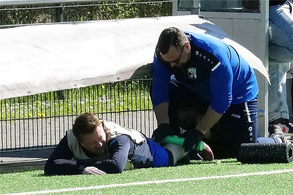 Kreisliga-Trainer Björn Ziegert (43) wechselt sich selbst ein Björn Ziegert lässt sich nochmal von Physiotherapeut Sebastian Woisczyk eine Wadenverhärtung rausrollen.