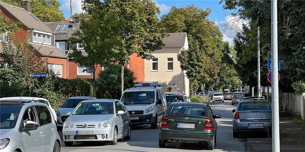 „Parteipolitische Taktiererei erster Güte“: Frust nach Ratsbeschluss Auf diese relativ schmalen Teilstück des Afferder Wegs würde eine Fahrradstraße, so unter anderem ADFC und SPD, ohne weitere Maßnahmen wenig Sinn ergeben. Deshalb hatte die SPD die Einrichtung einer Einbahnstraße gefordert. Sie wurde zunächst beschlossen, aber dann gekippt.