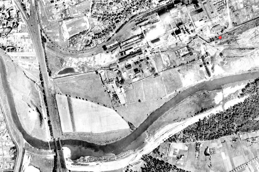 Auf diesem Foto, das zwischen 1951 und 1980 entstand - die größte mögliche Zeitspanne, die der RVR anbietet -, sind die Aufbauten auf dem Zechengelände am besten zu erkennen. Von oben nach unten: Zeche, Kokerei, Schlamm-Trockenplatz, Klärteich, Ammoniak-Fabrik und Benzol-Fabrik.