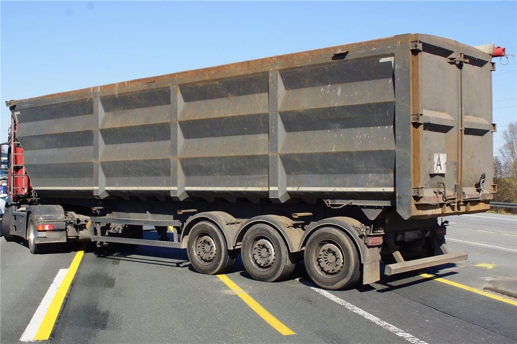 Nach einem Unfall mit einem Viehtransporter auf der A1 bei Unna am 19.3. steht der Laster quer auf der Autobahn, auf den der andere aufgefahren war.