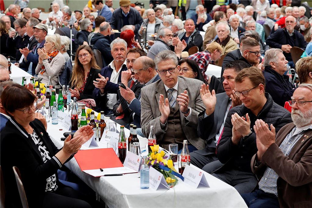 Tradition wird fortgesetzt: Protestmarsch am 1. Mai durch Oberaden Bei der Rede von Saskaia Esken (vorne Links) war die Römerberghalle gut gefüllt.