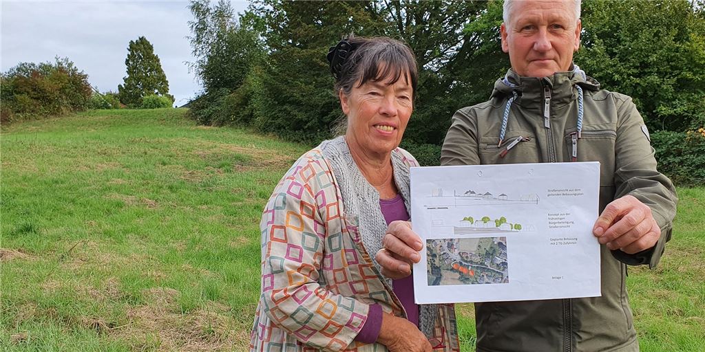Pläne für das Zabel-Grundstück in Kessebüren liegen jetzt öffentlich aus Auf einem Grundstück südlich der Fröndenberger Straße (hier im Hintergrund), das der Familie Zabel gehört, soll Wohnbebauung entstehen. Die Pläne sind mehrfach modifiziert worden. Bürger wie Rosita Steinbiß Mader und Dieter Strate sehen das Projekt kritisch. Wer sich ein genaues Bild machen möchte, kann jetzt in die Unterlagen schauen.