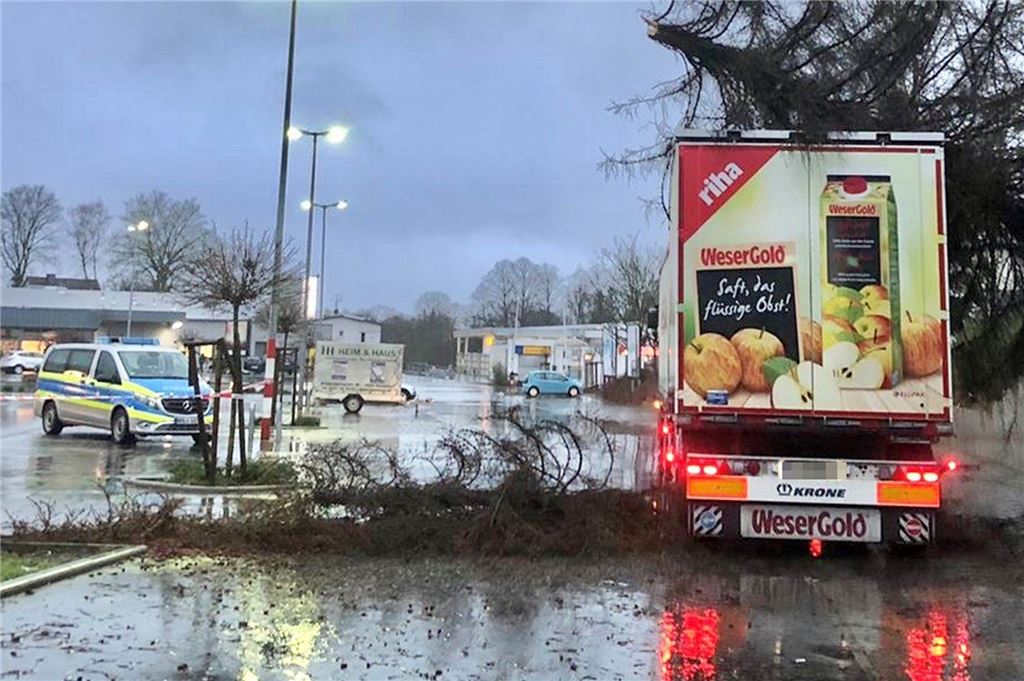 Orkan „Sabine“ im Kreis Unna: Schulen öffnen am Dienstag wieder Auf einem Supermarkt-Parkplatz in Schwerte ist am Montagmorgen ein Baum auf einen Lastwagen gefallen – weitere Bäume drohten umzustürzen. Die Polizei sperrte den Bereich deshalb vorsorglich ab.