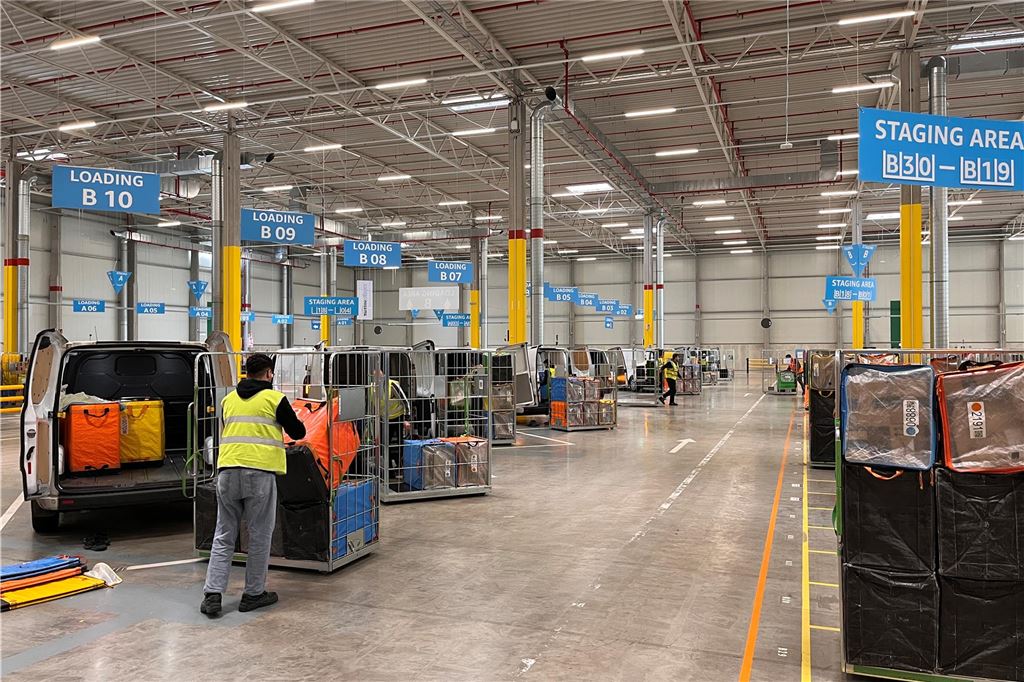 Amazon-Verteilzentrum: Spannende Einblicke und kritische Fragen Auslieferungsfahrer parken im Amazon-Verteilzentrum in Unna in mehreren Reihen und packen die vorsortierten Sendungen in ihre Fahrzeuge.