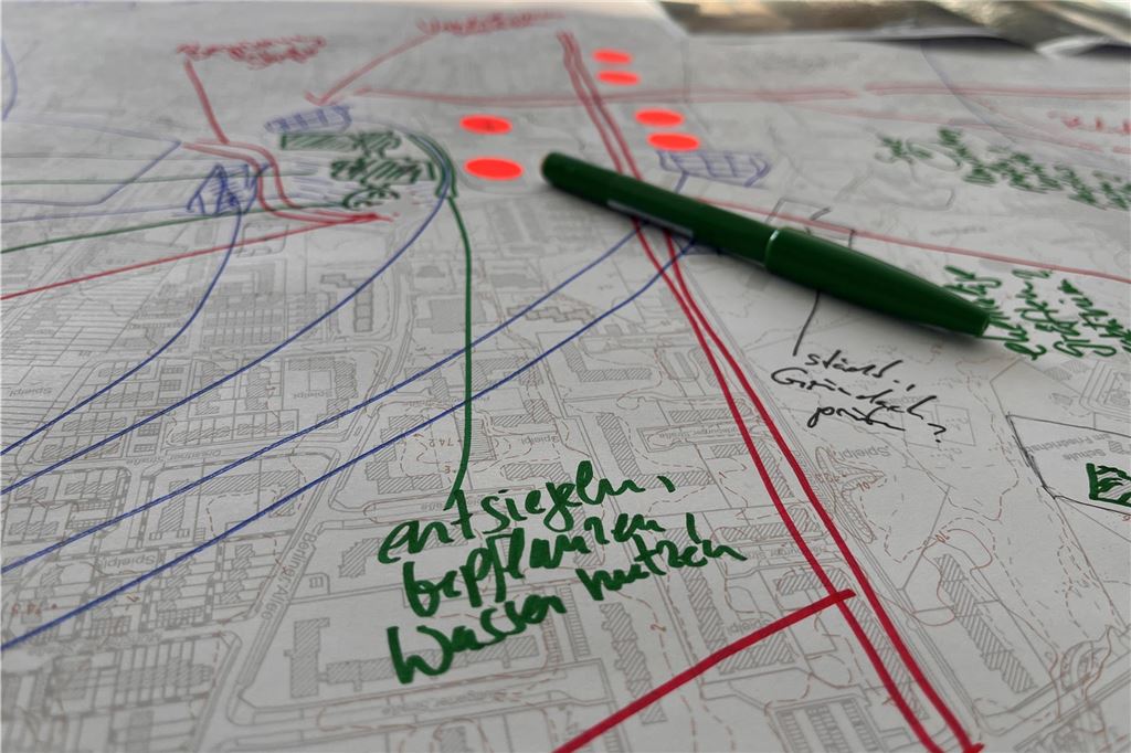 In Königsborn soll Unna zur Schwammstadt werden Auf einem Stadtplan sind mit Filzstift Hinweise wie "entsiegeln", "bepflanzen" oder "Wasser nutzen" notiert.