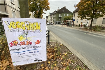 Auf mehreren Plakaten wird dafür geworben: In Holzwickede soll eine Party für junge Menschen stattfinden.