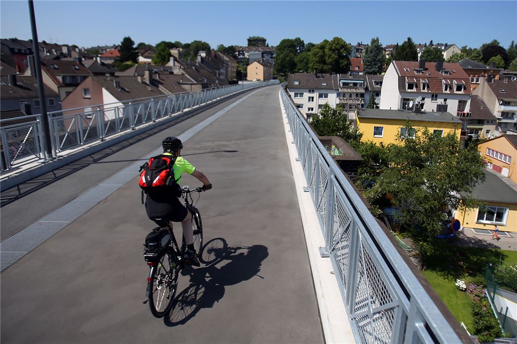 Von Unna ans Meer: Die schönsten Reiseziele für das 9-Euro-Ticket Auf Viadukten über die tieferen Lagen, in langen Tunneln durch die Berge – die Nordbahntrasse ist einer der spektakulärsten Radwege in NRW, von Unna aus gut mit einer Bahnfahrt bis Wuppertal-Vohwinkel zu erreichen.