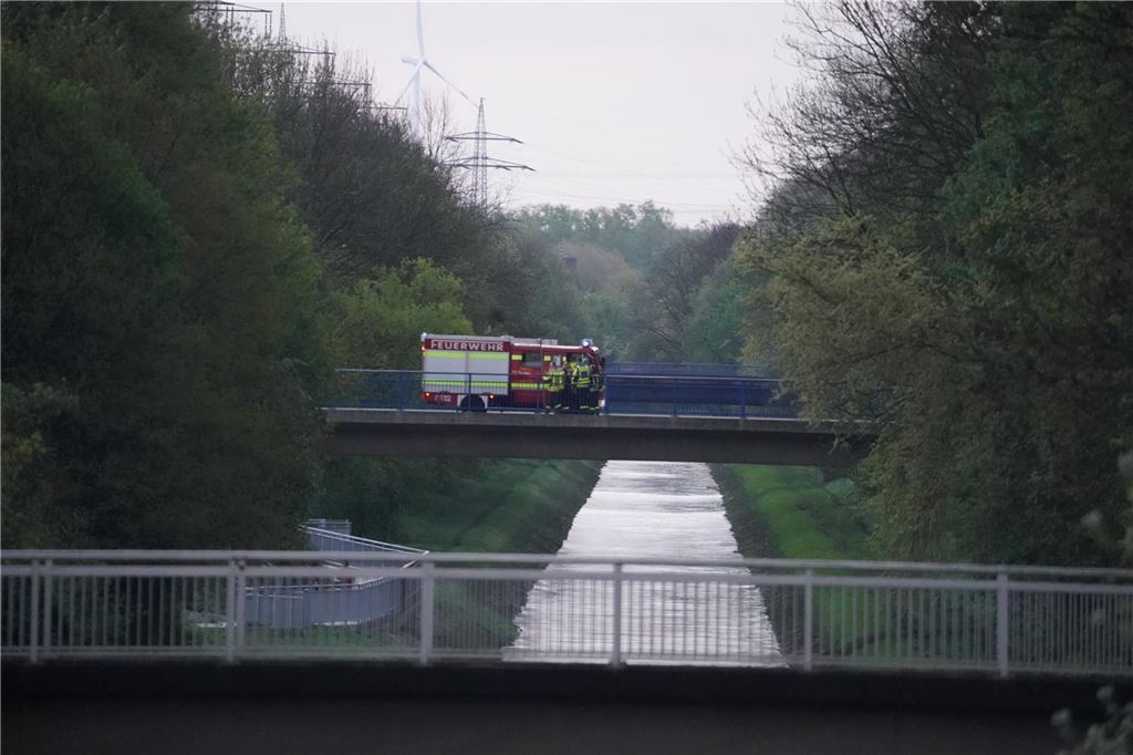 Feuerwehreinsatz mit Hubschrauber und Tauchern in Castrop-Rauxel: Person in die Emscher gefallen Auf vielen Brücken entlang der Emscher postierten sich über den Abend hinweg Rettungskräfte, um die Person zu suchen oder aus dem Wasser zu holen.