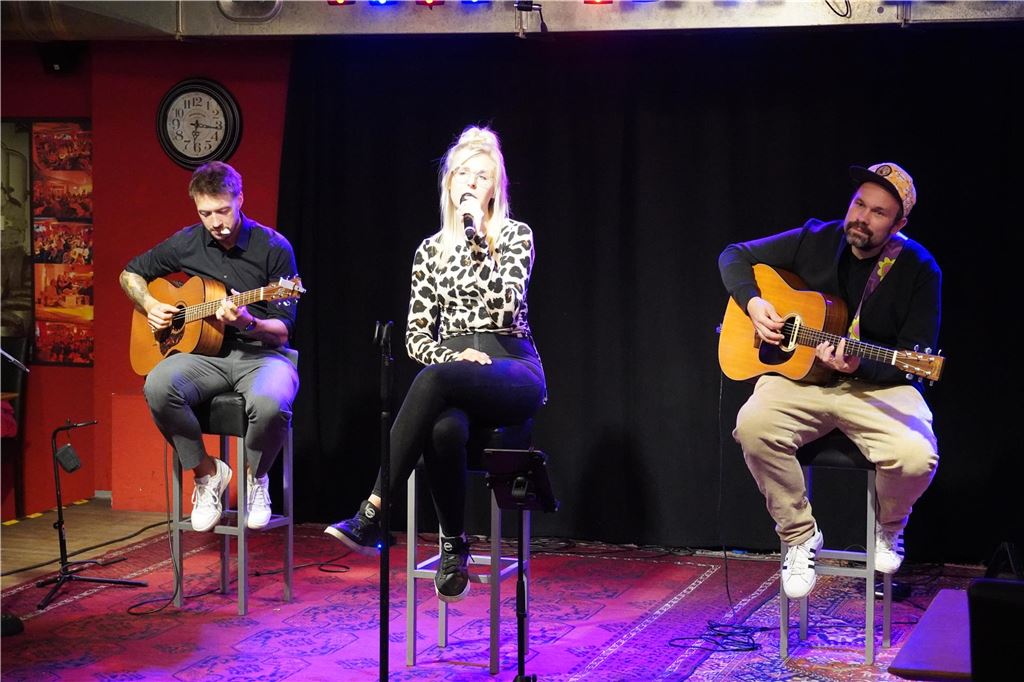 Klein, aber fein: Braukultur und Lichtkunst glänzen bei Extraschicht Aufgrund des Champions-League-Finales wurde im Schalander das Trio Anplugged bei der Extraschicht zum musikalischen Warm Up für Kultur und Fußball.