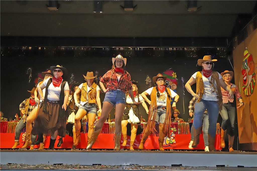 Cowgirls bei einer Tanzeinlage auf der Bühne.