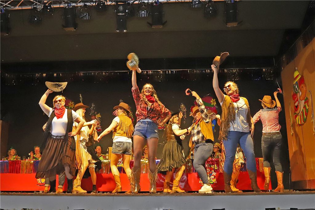 Cowgirls bei einer Tanzeinlage auf der Bühne.