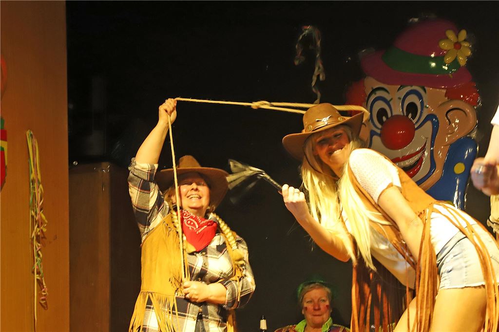 Cowgirls bei einer Tanzeinlage auf der Bühne.