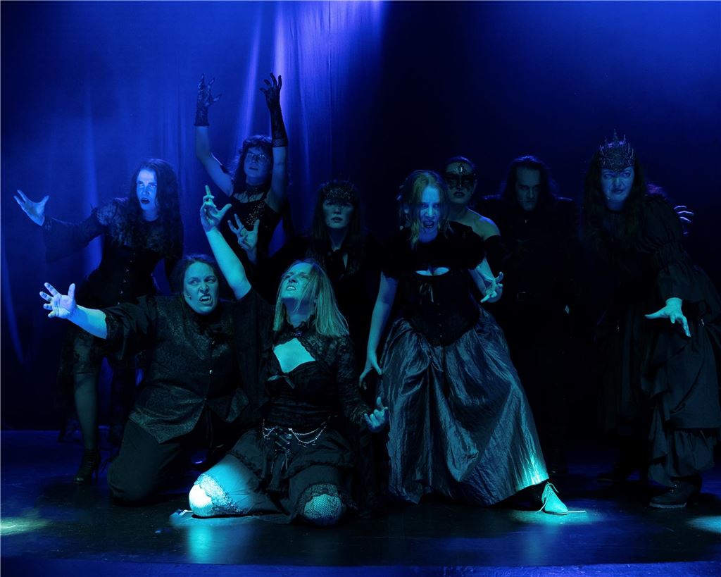 „Vorhang auf, Holzwickede“ lädt zu großer Musical-Gala ein Eine düstere Szene der Musicalgala in der Rausinger Hlle.