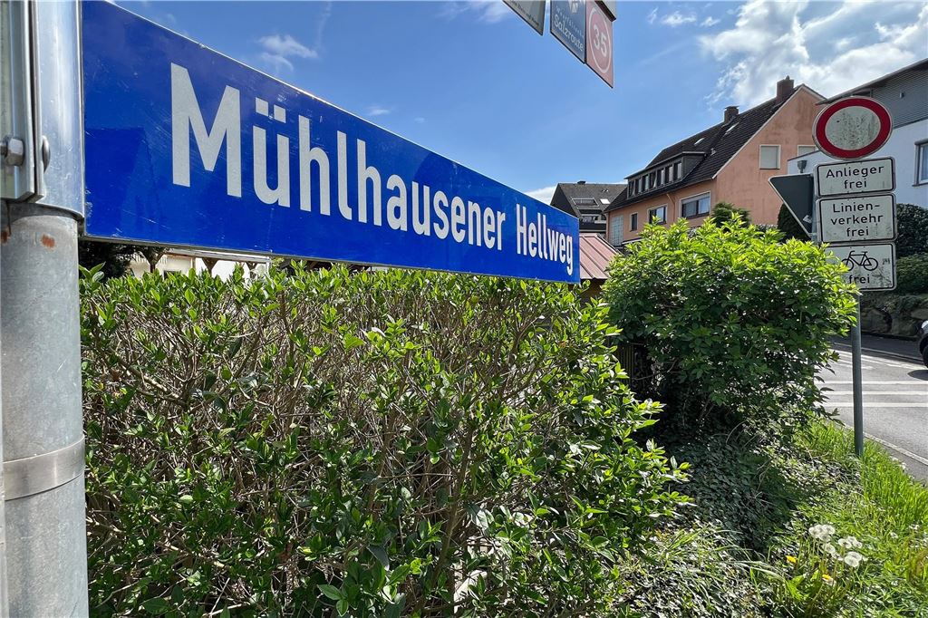 Korrektur-Chaos: Straßennamen bereiten der Stadt Probleme Mühlhausener Hellweg heißt es auf einem Straßenschild in Unna-Mühlhausen. Der Straßenname wurde korrigiert.