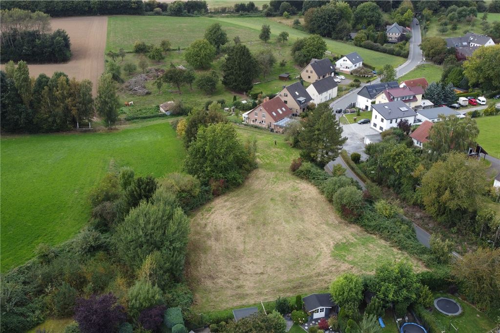 Hitzige Diskussion um Baupläne: Zabel-Grundstück spaltet das Dorf Aus der Luft ist deutlich erkennbar, wie schmal das Zabel-Grundstück zusammenläuft. Entlang des Hangs, parallel zur Straße sollen mehrere Mehrfamilienhäuser entstehen.