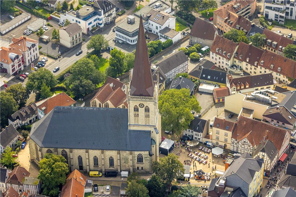 Aus der Luft werden manche Dimensionen erst so richtig deutlich. Hier die Evangelische Stadtkirche Unna.
