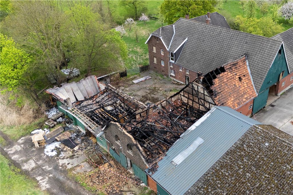 Nach Großbrand auf Bauernhof: Polizei schreibt Anzeige wegen Brandstiftung Abgebrannter Hof in Werne