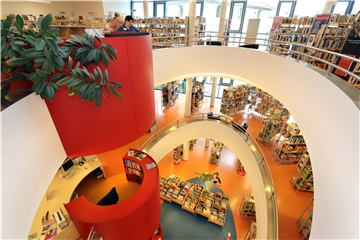 Aus einem Fenster der Stadtbibliothek im ZIB ist ein etwa dreijähriges Kind in die Tiefe gestürzt. Die Stadt sieht keinen Anlass, die Gebäudesicherheit zu überdenken. 