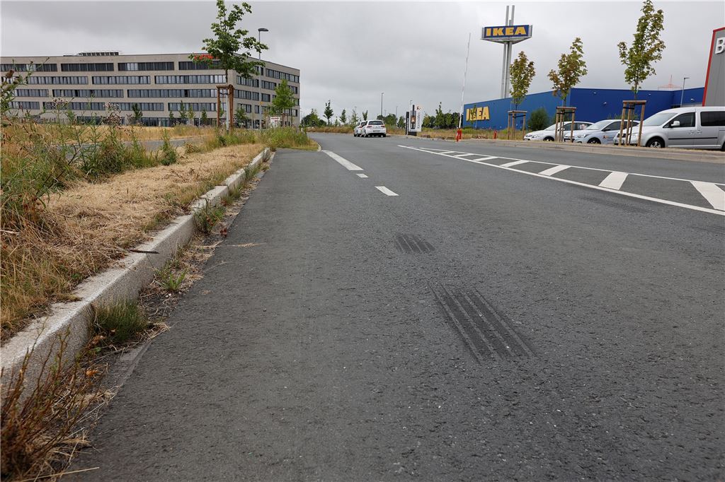Verkorkster Kreisel bei Ikea: Mehr Durcheinander für Radler geht nicht Aus Mönnighofs Feld wird der Radfahrer, obwohl daneben ein sicherer Weg verläuft, in den Kreisel zusammen mit Autos und Lastern geführt. Bremspuren auf dem Radweg-Übergang zeigen, wie es es wird.