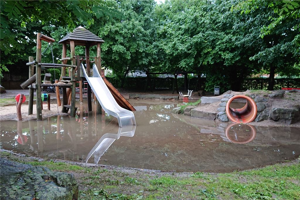 Schadensbilanz nach dem Hochwasser bleibt in Unna überschaubar Aus Mühlhausen schickt unsere Leserin Stefanie Schreiber dieses Foto mit dem augenzwinkernden Hinweis, dass es dort jetzt einen Wasserspielplatz gebe.