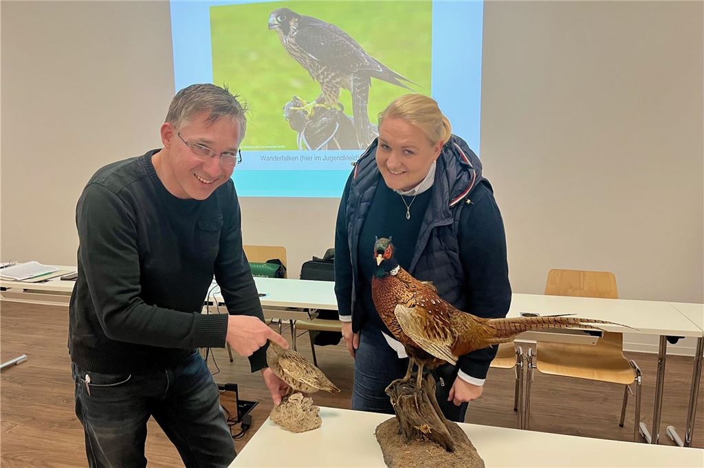 Herausforderung aus Liebe zur Natur: Pia Bömer macht den Jagdschein Michael Garbe und Pia Bömer im Schulungsraum der Kreisjägerschaft.