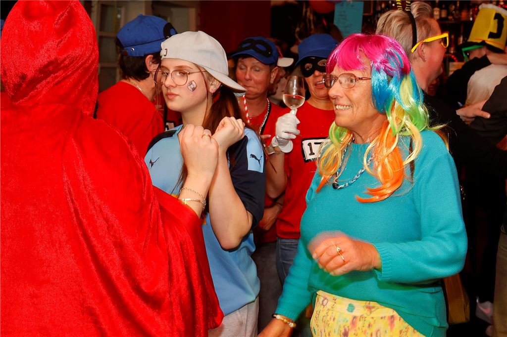 Mehrere kostümierte Frauen auf der Tanzfläche.